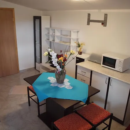 아파트 Nina I Bilja Apartmani 비르